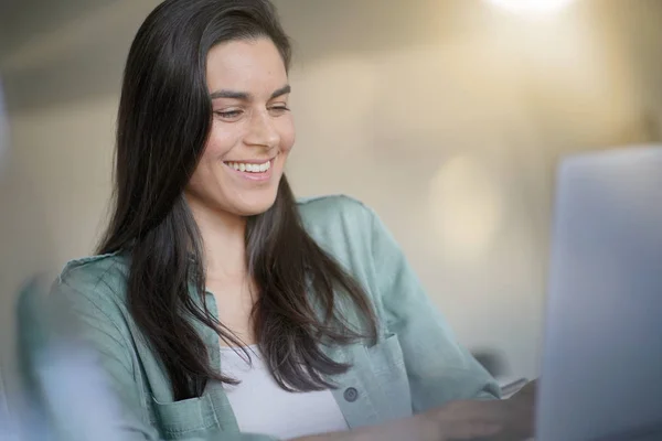 Portret Oszałamiająca Brunetka Uśmiechając Się Jej Laptop — Zdjęcie stockowe
