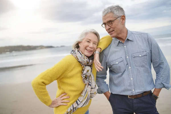 Portret Van Gelukkige Moderne Senior Paar Strand Herfst — Stockfoto