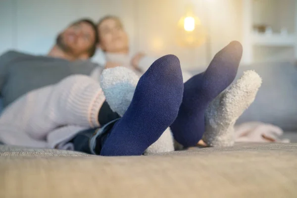 Nahaufnahme Der Füße Eines Paares Socken Die Auf Der Heimischen — Stockfoto