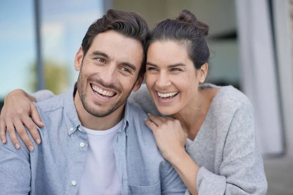 Portret Van Zeer Aantrekkelijke Paar Glimlachend Buiten Stadsvilla — Stockfoto