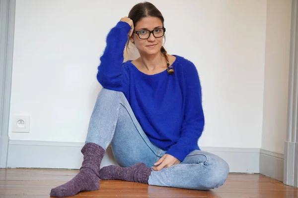 Avslappnad Kvinna Sitter Golvet Hemma Tittar Kameran — Stockfoto