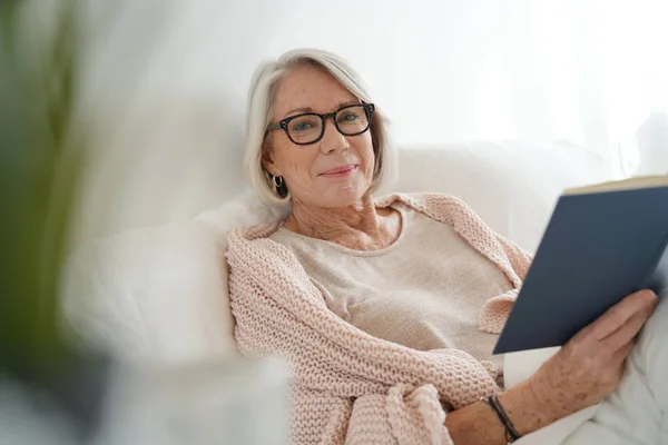 Красивая Пожилая Женщина Отдыхает Постели Чтение — стоковое фото