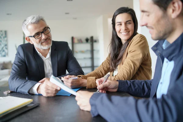 Atractiva Pareja Firmando Contrato Con Agente Inmobiliario Casa Contemporánea — Foto de Stock