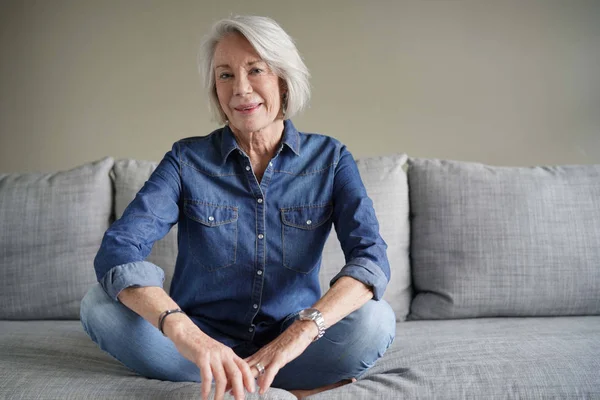 Moderna Senior Kvinna Alla Denim Soffan — Stockfoto