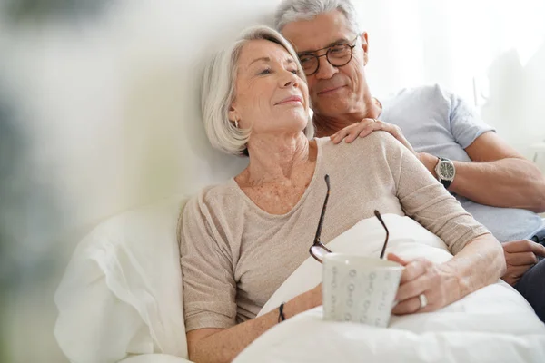 Porträtt Ledande Par Avkopplande Sängen — Stockfoto