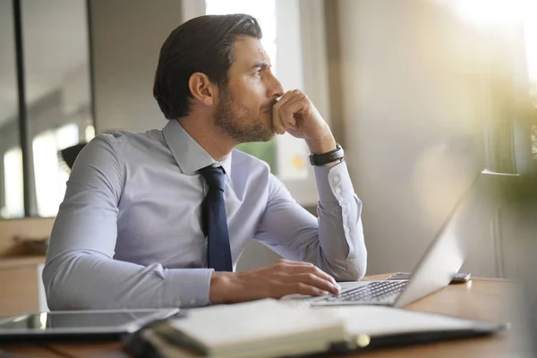 Beau Homme Affaires Dans Bureau Moderne Regardant Dehors — Photo