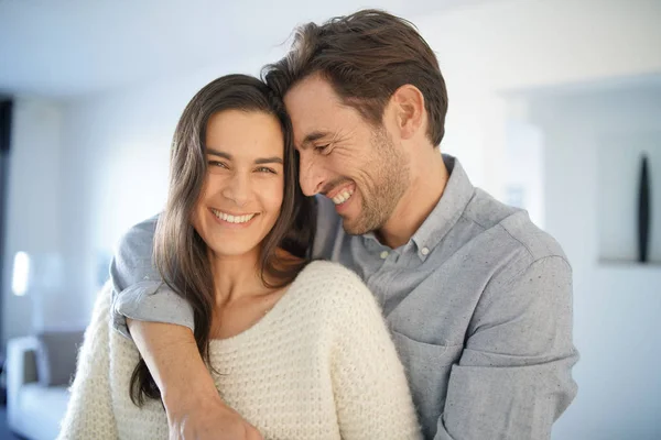 Retrato Casal Bonito Casa Moderna — Fotografia de Stock