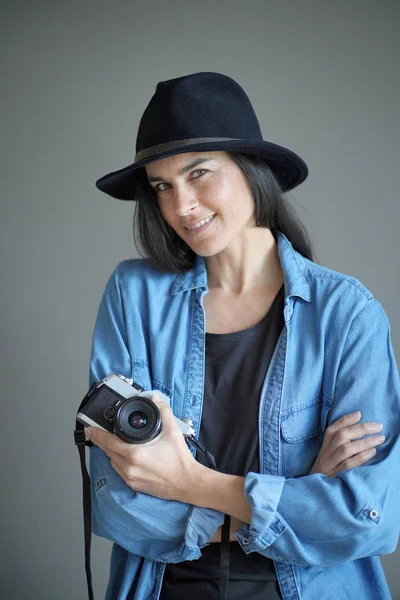 Trendy Prachtige Brunette Geïsoleerde Grijze Achtergrond Met Vintage Camera — Stockfoto