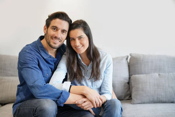 Isoliert Wunderschönes Lächelndes Paar Jeans Auf Bequemer Couch Stockbild