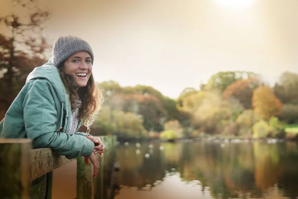 秋の屋外カメラで笑顔幸せの魅力的なブルネット ストック画像