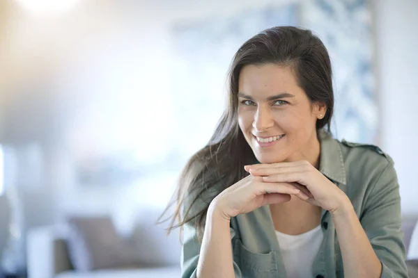 Porträt Einer Atemberaubenden Brünette Die Drinnen Lächelt Stockbild