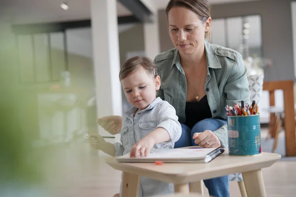 Mother Young Daughter Drawing Together Beautiful Modern Home — Stock Photo, Image
