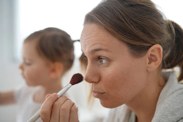 Madre Hija Joven Jugando Aplicando Maquillaje Juntas — Foto de Stock