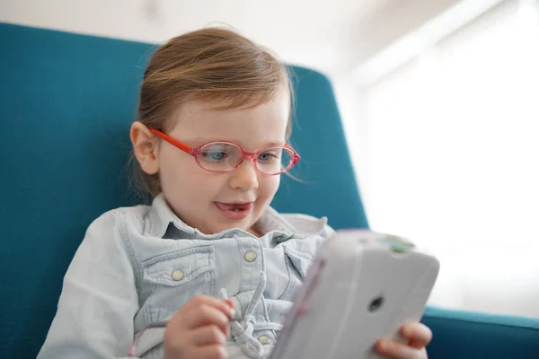 Sevimli Genç Kız Evde Tablet Oynarken Gözlük Giyiyor — Stok fotoğraf
