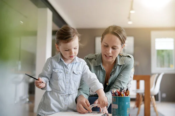 Moeder Jonge Dochter Tekening Samen Mooie Moderne Huis — Stockfoto