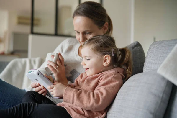 Μητέρα Και Νεαρή Κόρη Παίζοντας Παιχνίδια Στο Tablet Του Παιδιού — Φωτογραφία Αρχείου