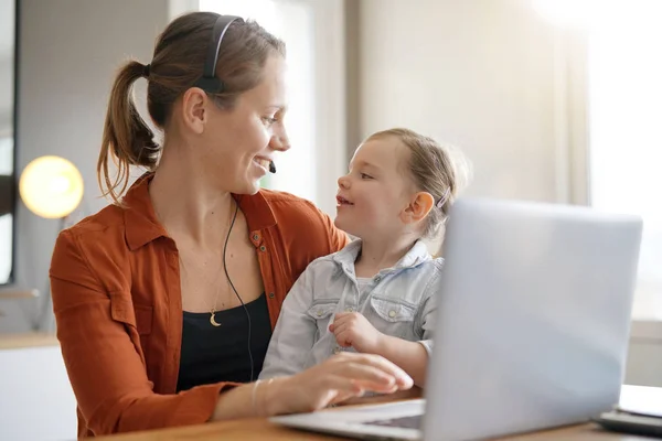 Werken Vanuit Huis Computer Met Haar Jonge Dochter Moeder — Stockfoto