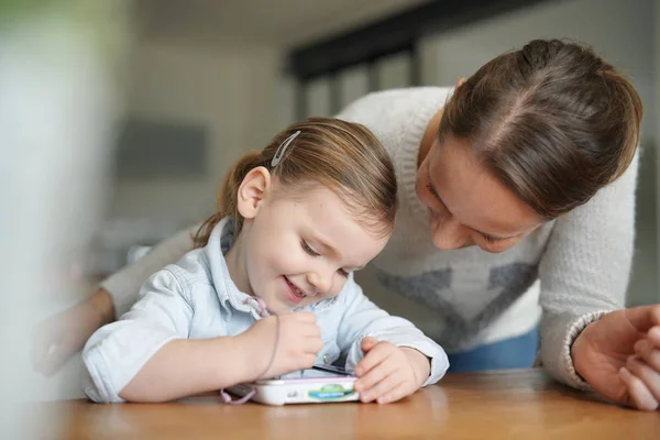 Ibu Dan Anak Bersenang Senang Bermain Dengan Tablet Anak Rumah — Stok Foto
