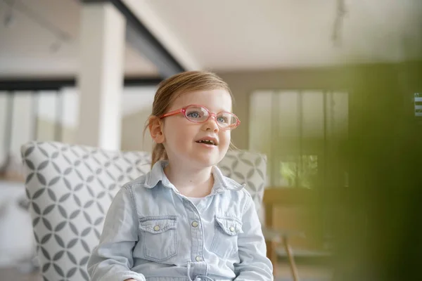 Αξιολάτρευτο Νεαρό Κορίτσι Μπλε Μάτια Που Φοράει Γυαλιά Εσωτερικούς Χώρους — Φωτογραφία Αρχείου