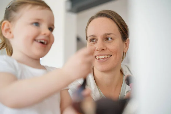 Madre Hija Joven Jugando Aplicando Maquillaje Juntas — Foto de Stock