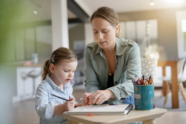 Mother Young Daughter Drawing Together Beautiful Modern Home — Stock Photo, Image