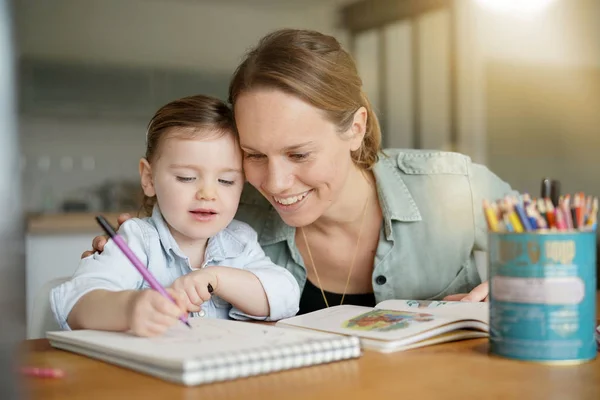 Madre Hija Joven Dibujando Leyendo Juntas Casa — Foto de Stock