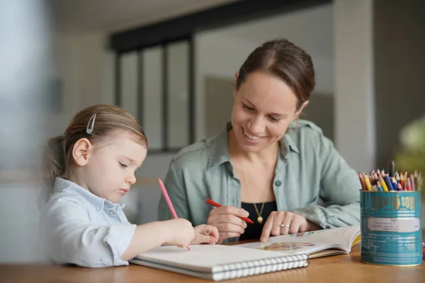 Moeder Jonge Dochter Tekenen Lezen Samen Thuis — Stockfoto