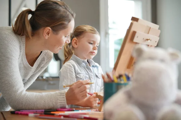 Madre Enseñando Hija Dibujar Caballete Casa —  Fotos de Stock