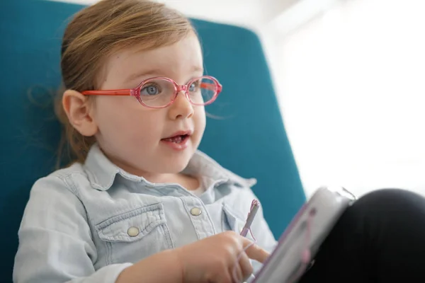 Menina Bonito Vestindo Óculos Jogando Tablet Casa — Fotografia de Stock