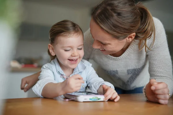 Mãe Filha Divertindo Brincando Com Tablet Criança Casa — Fotografia de Stock