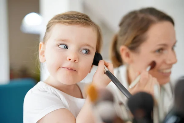 Madre Hija Joven Jugando Aplicando Maquillaje Juntas —  Fotos de Stock