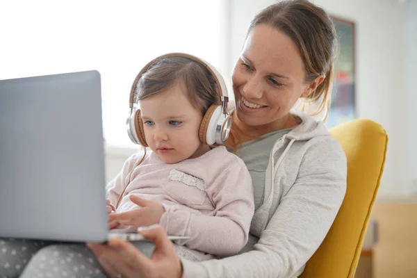 Mãe Bonito Jovem Filha Vídeo Conversando Casa — Fotografia de Stock