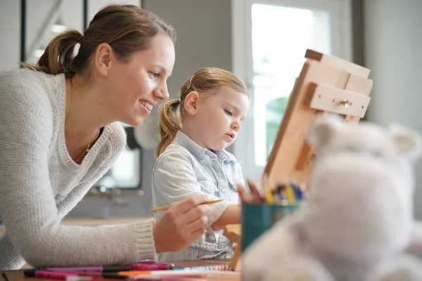 Madre Enseñando Hija Dibujar Caballete Casa — Foto de Stock