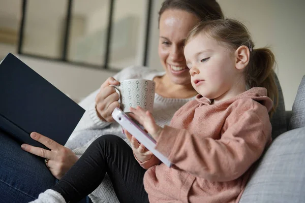Moeder Jonge Dochter Lezen Spelen Tablet Thuis — Stockfoto