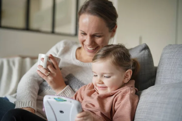 Madre Hija Pequeña Jugando Juegos Tableta Del Niño Casa —  Fotos de Stock