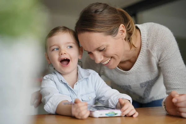 Anya Lánya Szórakozás Játszó Gyermek Tabletta Otthon — Stock Fotó