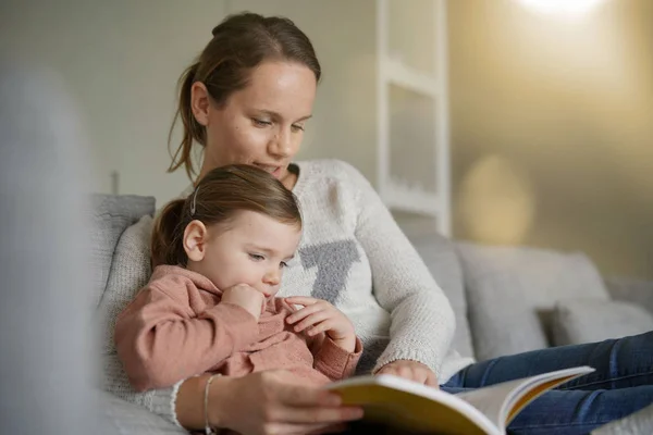 Madre Giovane Figlia Leggono Una Storia Insieme Casa — Foto Stock