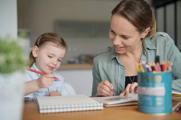 Madre Hija Joven Dibujando Leyendo Juntas Casa — Foto de Stock