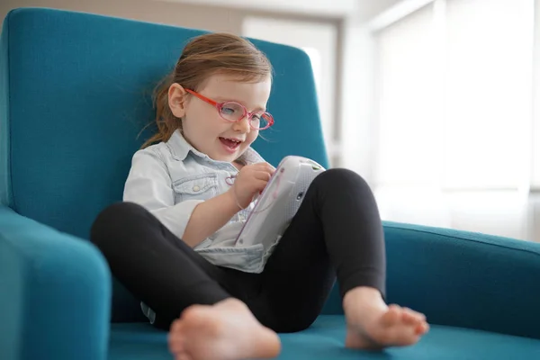 Menina Bonito Vestindo Óculos Jogando Tablet Casa — Fotografia de Stock