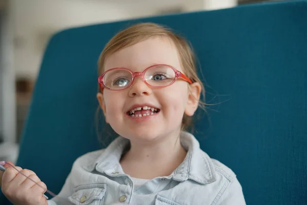 Retrato Niña Sonriente Ojos Azules Con Gafas — Foto de Stock