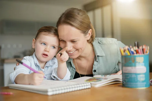 Moeder Jonge Dochter Tekenen Lezen Samen Thuis — Stockfoto