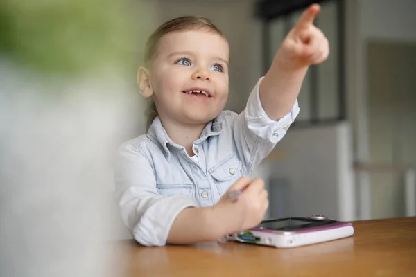 Jeune Enfant Souriant Pointant Loin Avec Tablette Maison — Photo