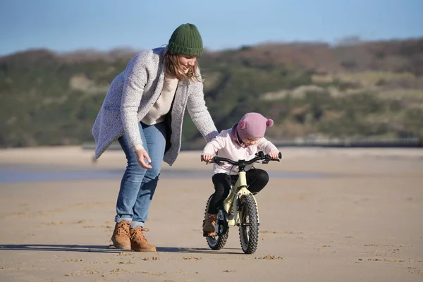 Мати Біжить Поруч Молодою Дочкою Їде Велосипеді Пляжі — стокове фото