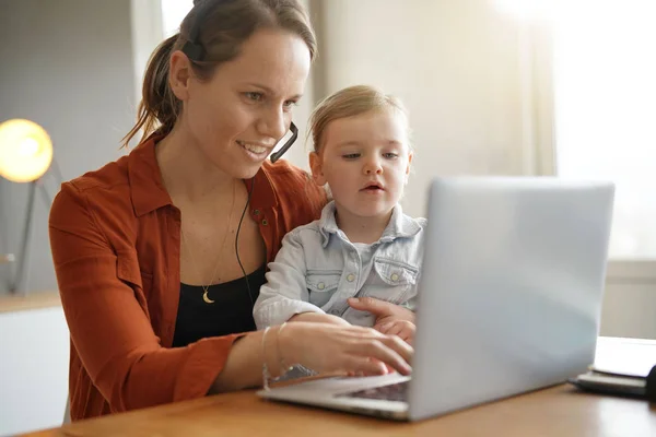 Werken Vanuit Huis Computer Met Haar Jonge Dochter Moeder — Stockfoto