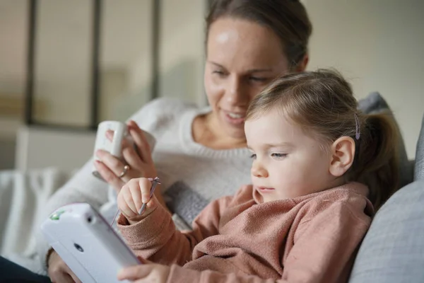 Mamma Och Unga Dotter Spelar Spel Barnets Tablett Hemma — Stockfoto