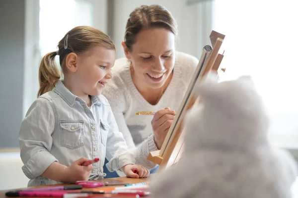 Madre Enseñando Hija Dibujar Caballete Casa — Foto de Stock