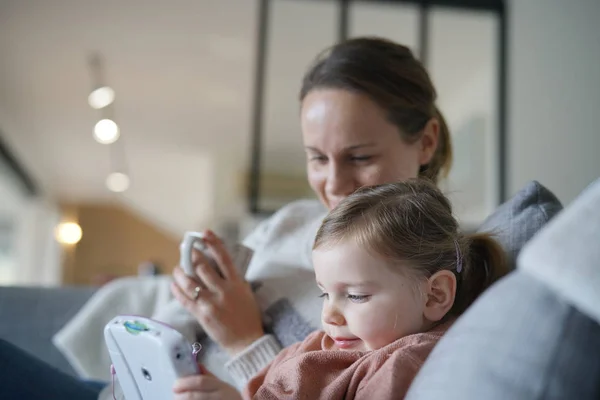 Madre Giovane Figlia Che Giocano Sul Tablet Del Bambino Casa — Foto Stock