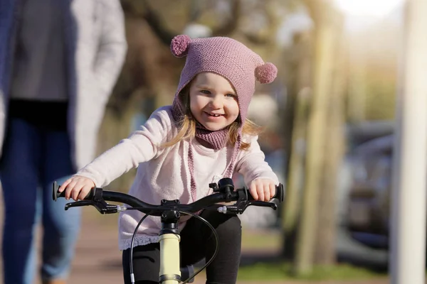 Adorable Jeune Fille Laine Chapeau Équitation Vélo Extérieur — Photo