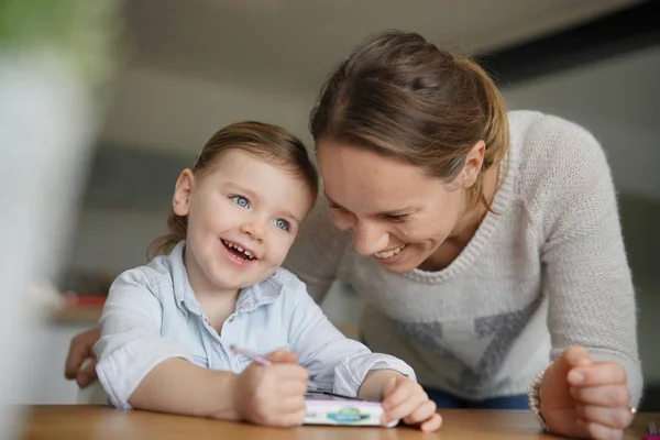 Moeder Dochter Plezier Spelen Met Kind Tablet Thuis — Stockfoto