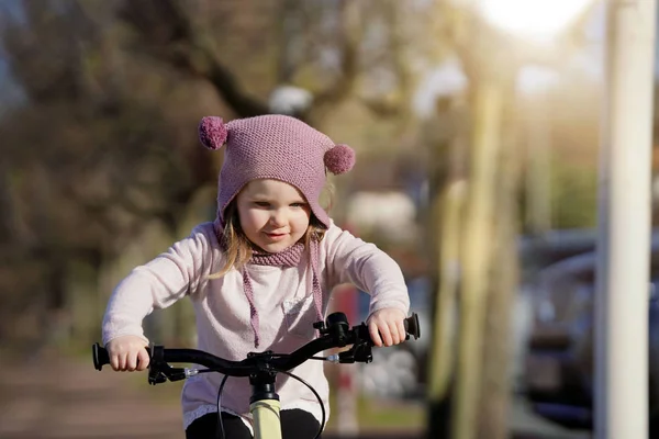 屋外自転車に乗ってふんわり帽子の愛らしい少女 — ストック写真